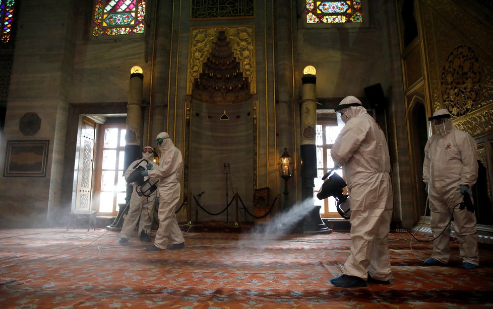 V instanbulské Mešitě sultána Ahmeda probíhá před jejím znovuotevřením důkladná dezinfekce, první věřící se sem vrátí v pátek 29. května.