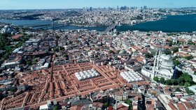 Velký bazar v tureckém Istanbulu znovu otvírá.