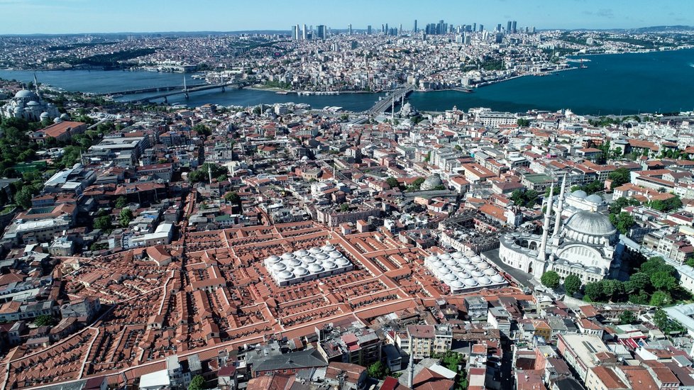 Velký bazar v tureckém Istanbulu znovu otvírá.