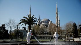 Svět dál čelí pandemii koronaviru, v Turecku pravidelně dezinfikují ulice, (21.03.2020).