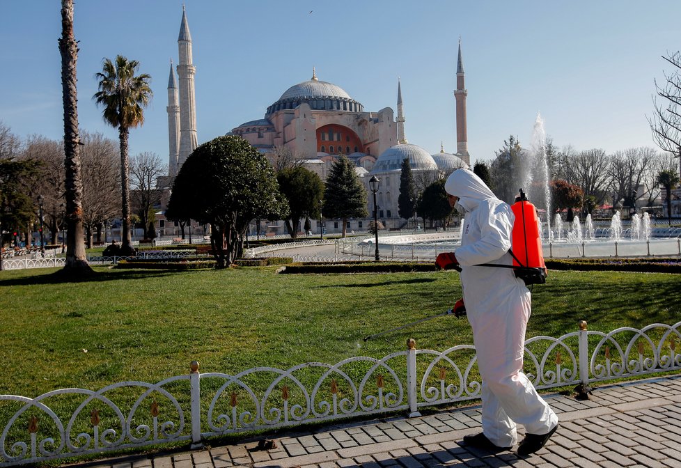 Svět dál čelí pandemii koronaviru, v Turecku pravidelně dezinfikují ulice, (21.03.2020).
