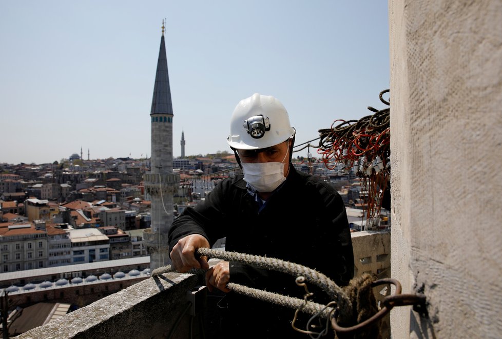 Stavaři se v Turecku chrání při práci rouškou (28. 4. 2020)