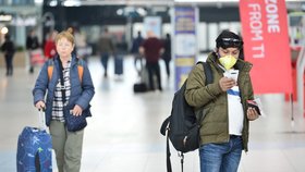 Cestující mají na pražském letišti k dispozici dezinfekci. (11.3.2020)