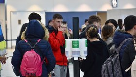 Cestující mají na pražském letišti k dispozici dezinfekci. (11.3.2020)