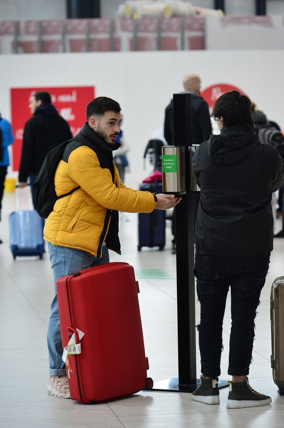 Cestující mají na pražském letišti k dispozici dezinfekci. (11. 3. 2020)