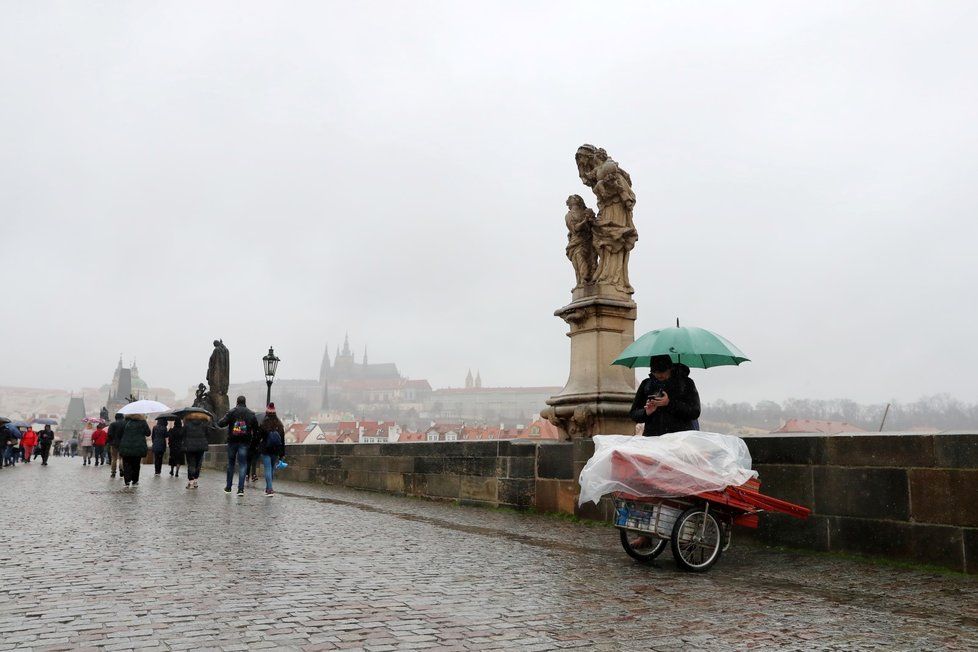 Karlův most - místo, které je běžně plné turistů, teď skoro zeje prázdnotou. (11. 3. 2020)