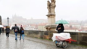 Karlův most - místo, které je běžně plné turistů, teď skoro zeje prázdnotou. Magistrát se proto hodlá zaměřit na české mimopražské turisty. (11.3.2020)