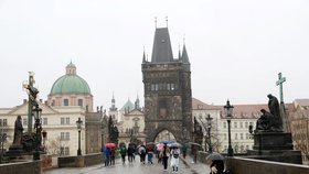 Karlův most - místo, které je běžně plné turistů, teď skoro zeje prázdnotou. Magistrát se proto hodlá zaměřit na české mimopražské turisty. (11.3.2020)