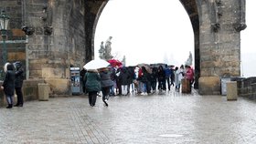 Karlův most - místo, které je běžně plné turistů, teď skoro zeje prázdnotou. (11. 3. 2020)