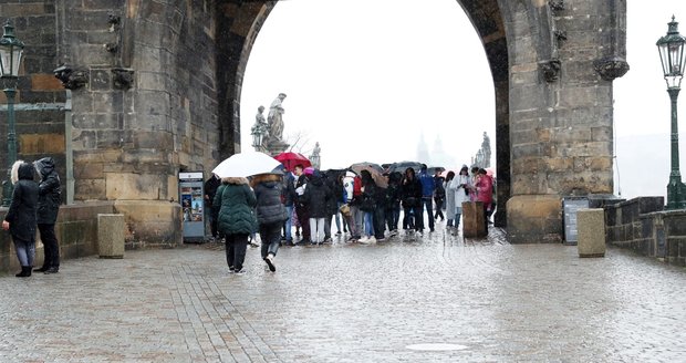 Karlův most - místo, které je běžně plné turistů, teď skoro zeje prázdnotou (11. 3. 2020).