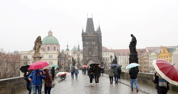 Karlův most - místo, které je běžně plné turistů, teď skoro zeje prázdnotou. (11.3.2020)