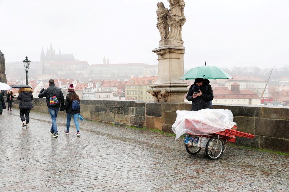 Karlův most - místo, které je běžně plné turistů, teď skoro zeje prázdnotou. (11. 3. 2020)