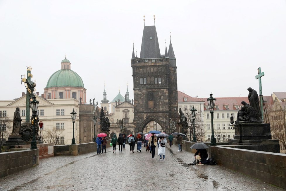 Karlův most - místo, které je běžně plné turistů, teď skoro zeje prázdnotou. (11.3.2020)