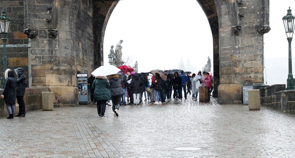 Karlův most - místo, které je běžně plné turistů, teď skoro zeje prázdnotou. (11. 3. 2020)