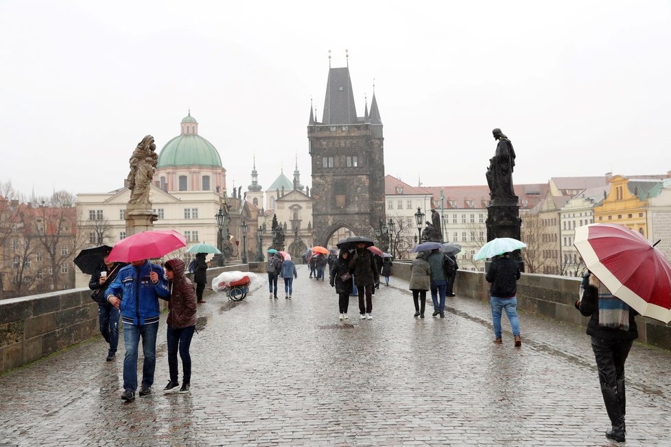 Karlův most - místo, které je běžně plné turistů, teď skoro zeje prázdnotou. (11. 3. 2020)