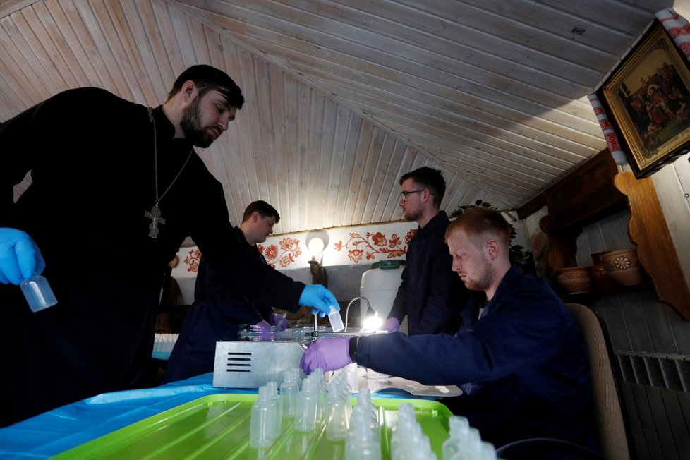 Pravoslavní v ukrajinském klášteře vyrábějí dezinfekci pro chudé.