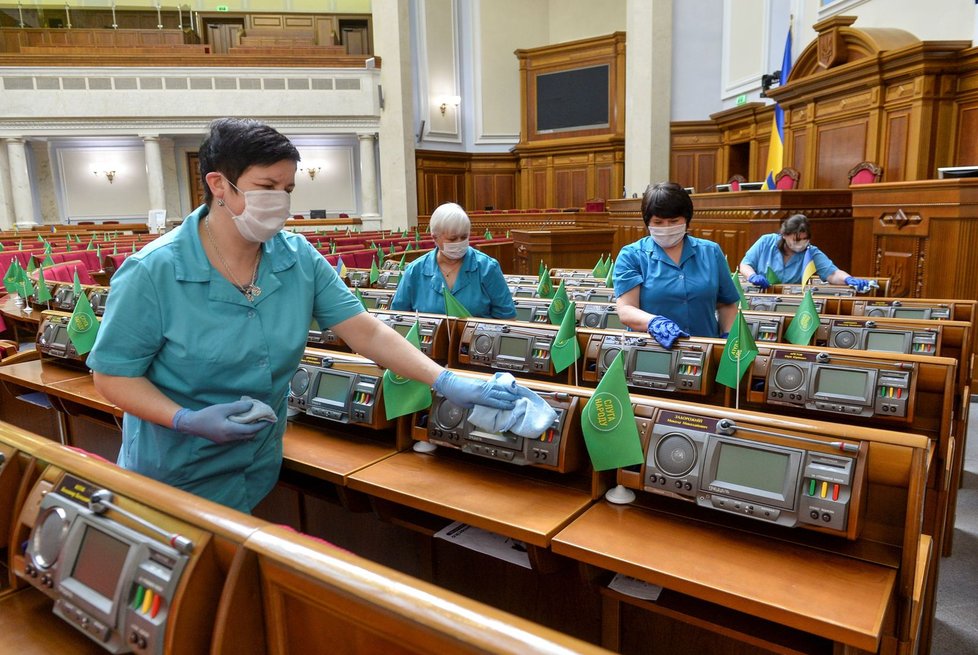 Během pandemie koronaviru platí přísná bezpečnostní a karanténní opatření po celém světě. Dezinfekce ukrajinského parlamentu v Kyjevě. (19.03.2020)