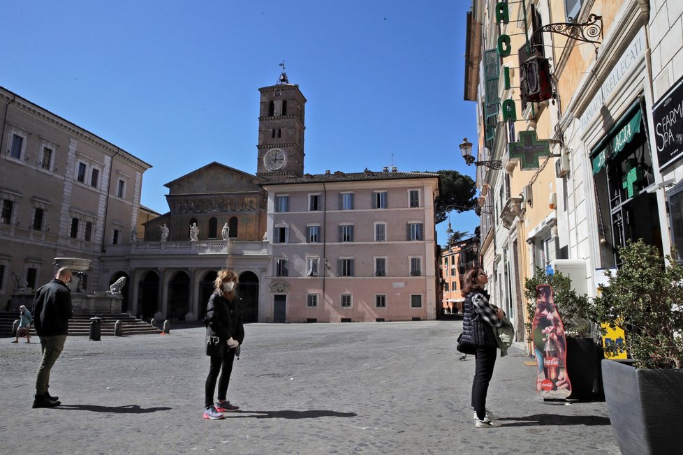 V Římě je na ulici minimum lidí. Poctivě pak dodržují rozestupy (18.3.2020)