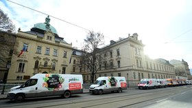 Dodávky s protestními nápisy projíždějí 21. ledna 2021 kolem sídla Úřadu vlády ČR ve Strakově akademii v Praze.