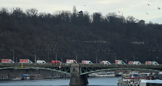 „Nekončící pocit zmaru a zoufalství.“ Dodávky firem napojených na gastro kroužily na protest kolem Úřadu vlády