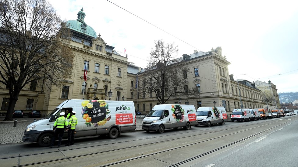 Dodávky s protestními nápisy projíždějí 21. ledna 2021 kolem sídla Úřadu vlády ČR ve Strakově akademii v Praze.