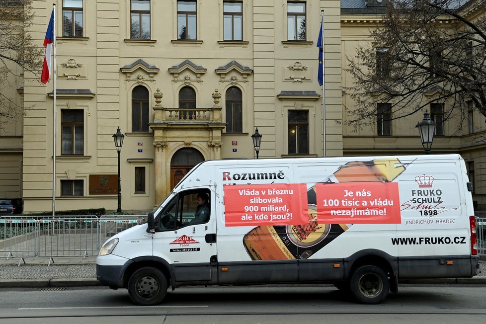 Dodávky s protestními nápisy projíždějí 21. ledna 2021 kolem sídla Úřadu vlády ČR ve Strakově akademii v Praze.