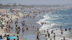 Pláže v Santa Monice během pandemie koronaviru, někteří lidé nosí roušky (13. 7. 2020)