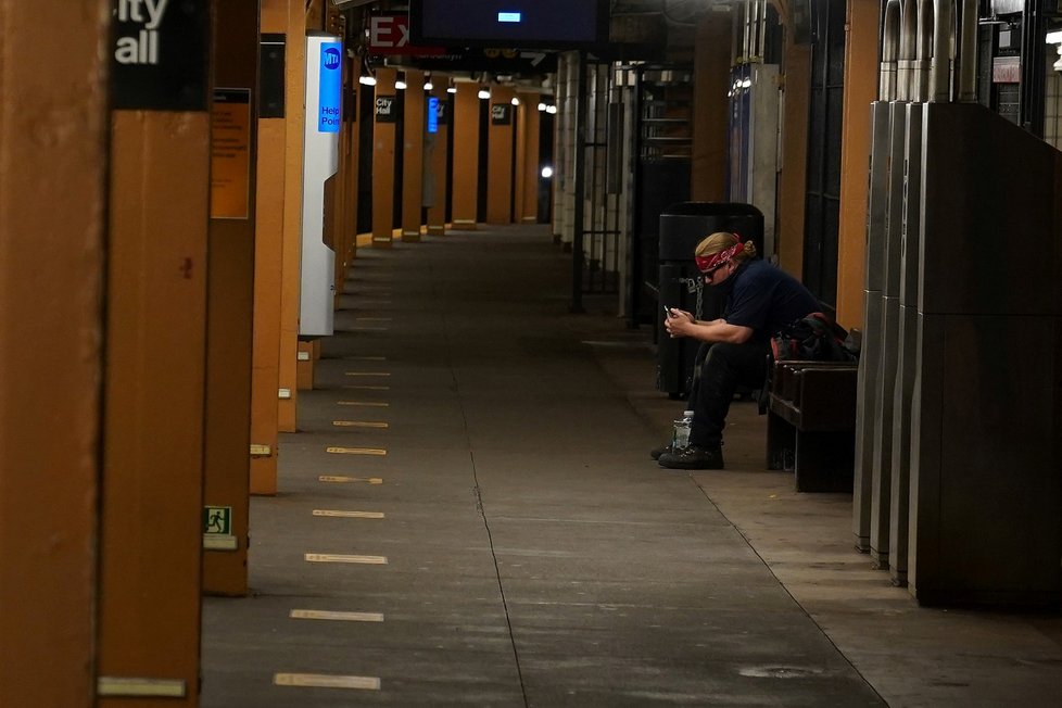 Roušky nosí ve veřejné dopravě i lidé v New Yorku (25. 6. 2020).