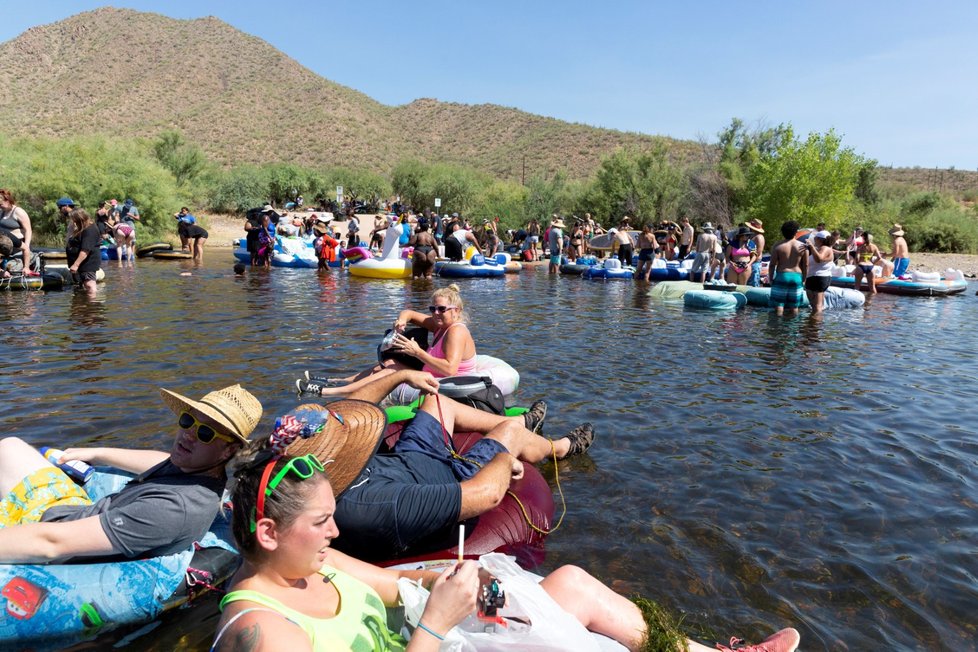 USA patří mezi země nejpostiženější nákazou koronavirem. Přesto se davy lidí vydaly na jezero v Arizoně (28. 6. 2020).