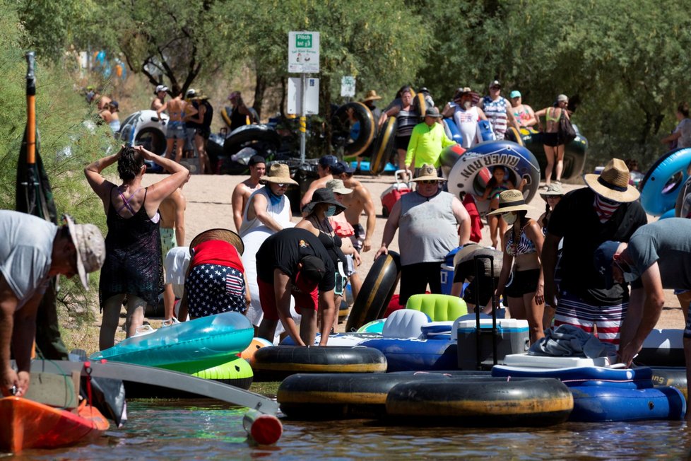 USA patří mezi země nejpostiženější nákazou koronavirem. Přesto se davy lidí vydaly na jezero v Arizoně (28. 6. 2020)