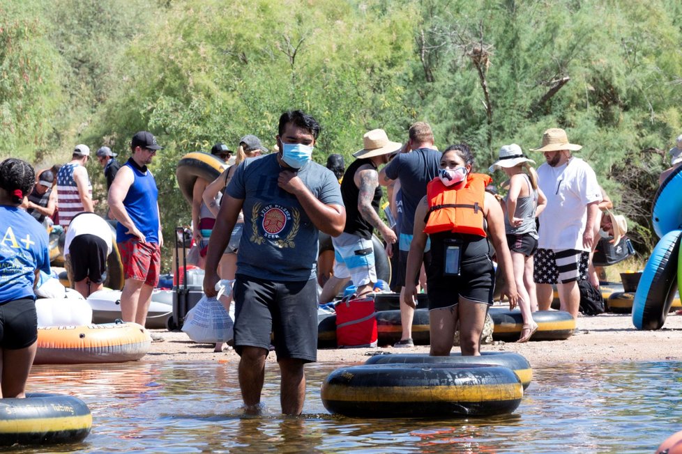 USA patří mezi země nejpostiženější nákazou koronavirem. Přesto se davy lidí vydaly na jezero v Arizoně (28. 6. 2020).