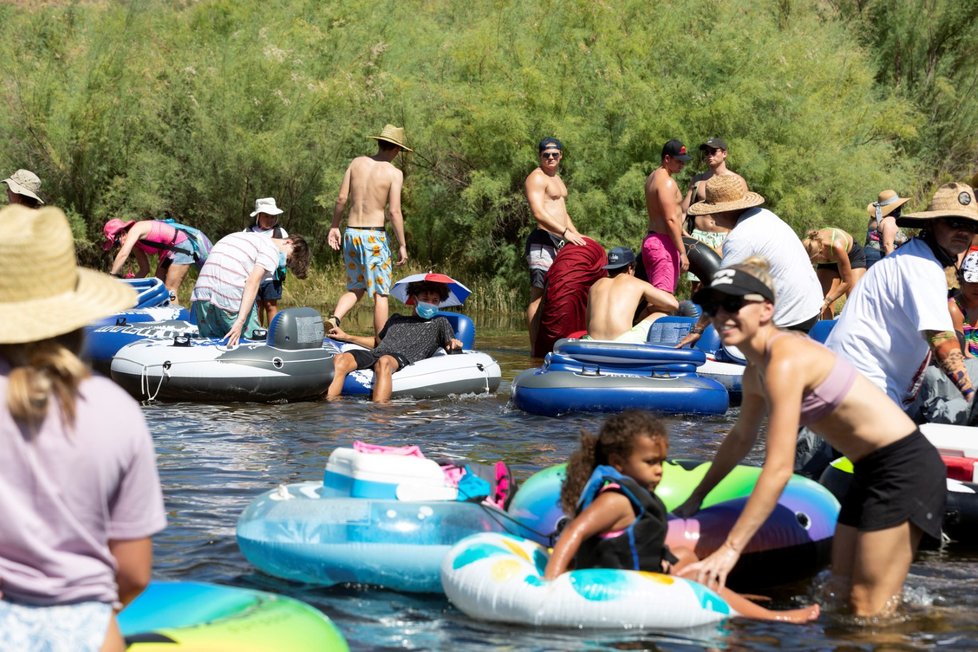 USA patří mezi země nejpostiženější nákazou koronavirem. Přesto se davy lidí vydaly na jezero v Arizoně (28. 6. 2020)