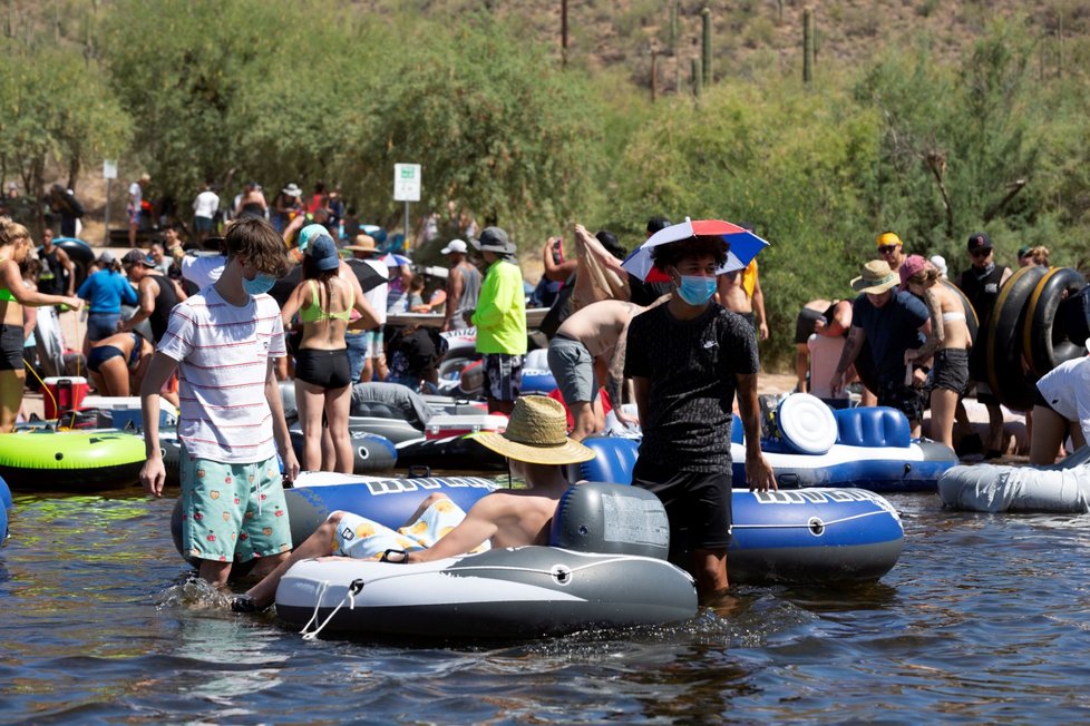 USA patří mezi země nejpostiženější nákazou koronavirem. Přesto se davy lidí vydaly na jezero v Arizoně (28. 6. 2020).