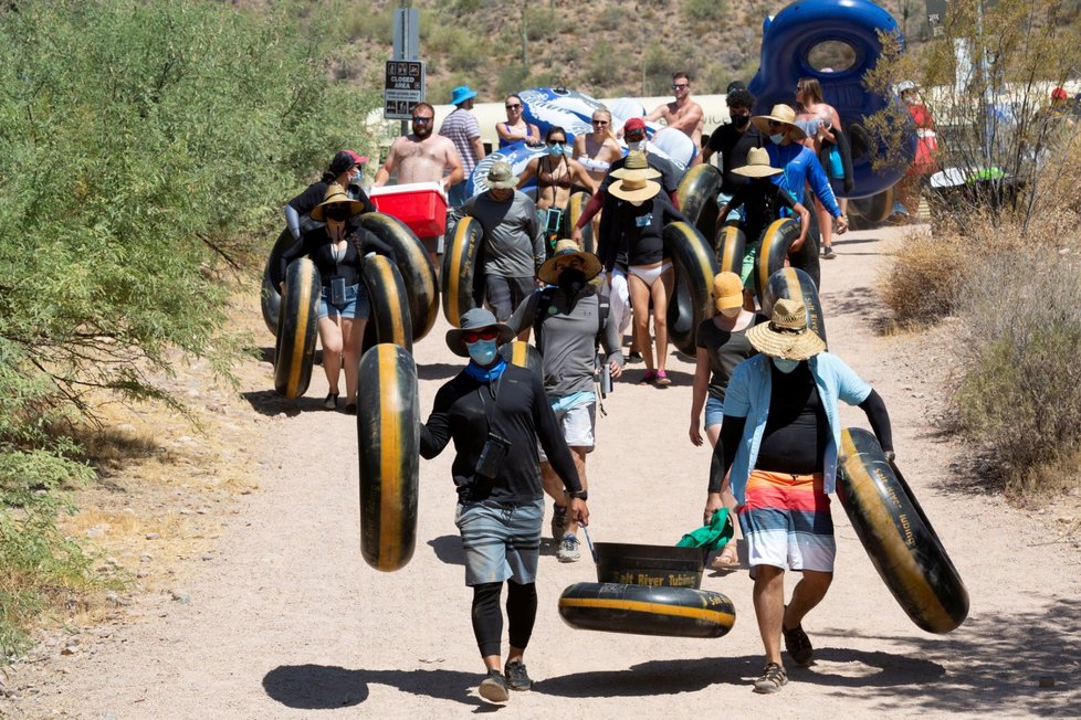 USA patří mezi země nejpostiženější nákazou koronavirem. Přesto se davy lidí vydaly na jezero v Arizoně (28. 6. 2020)