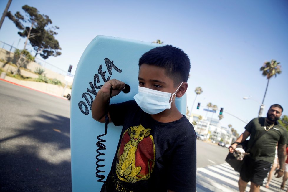 Pláže v Santa Monice během pandemie koronaviru, někteří lidé nosí roušky (13. 7. 2020)