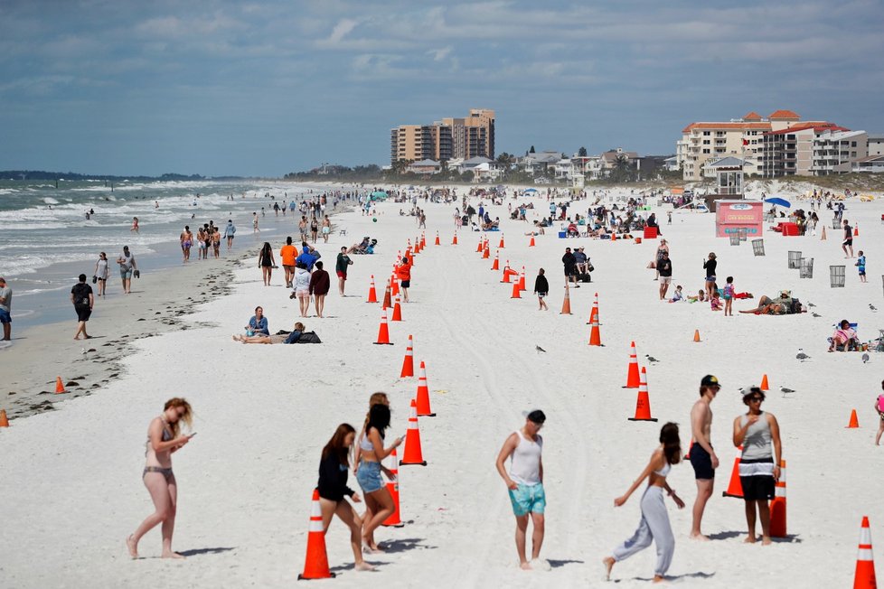 V USA na Floridě si lidé s rozestupy hlavu nelámou