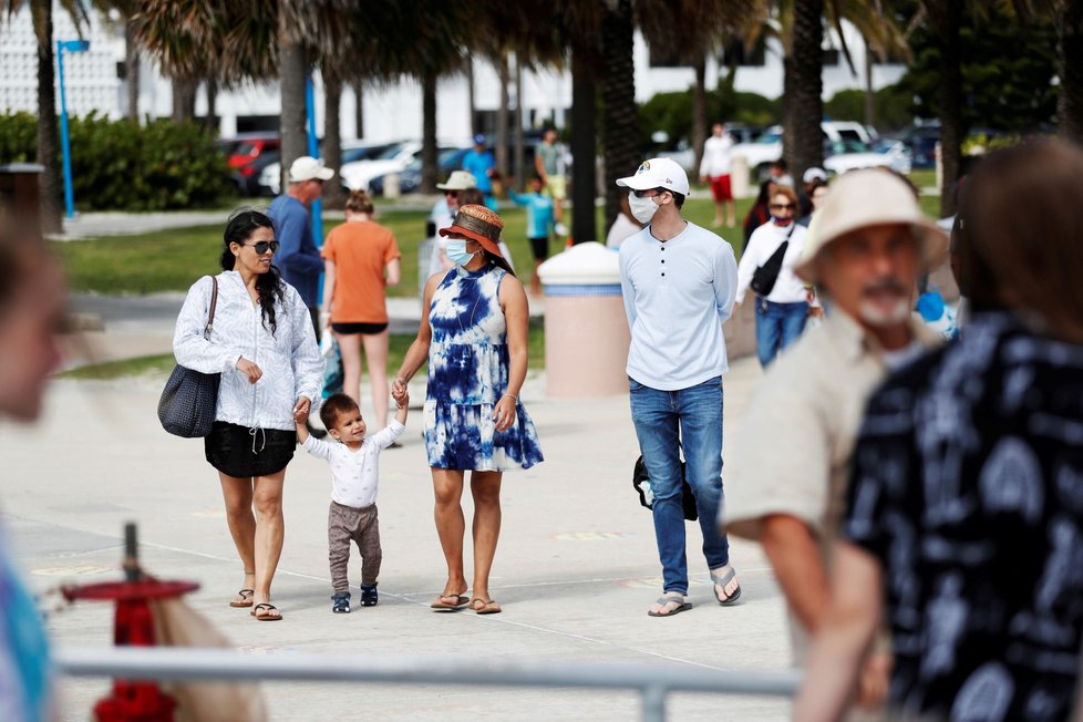 V USA na Floridě si lidé s rozestupy hlavu nelámou V USA na Floridě si lidé s rozestupy hlavu nelámou