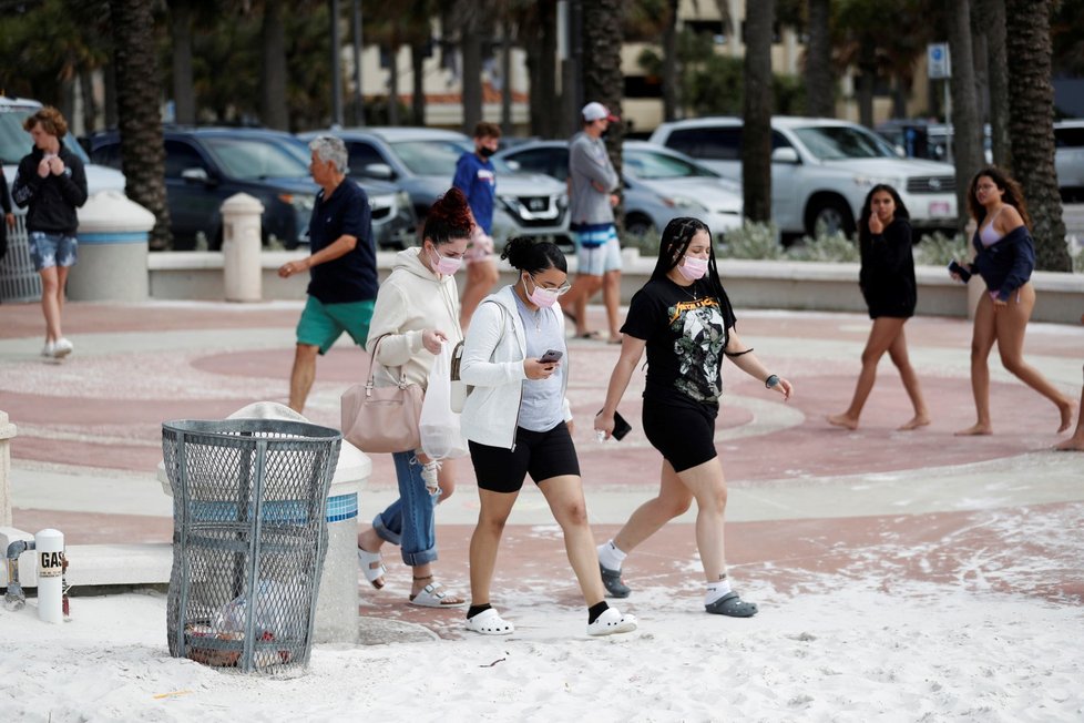 V USA na Floridě si lidé s rozestupy hlavu nelámou