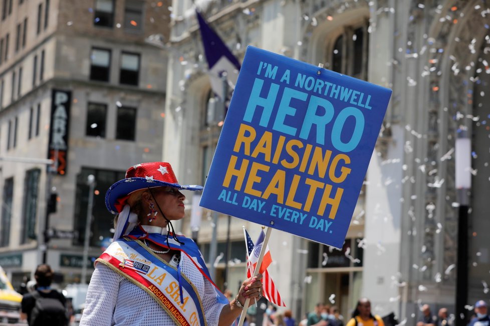 Slavnostní průvod v New Yorku symbolicky poděkoval zdravotníkům, kteří pomáhají během pandemie (7. 7. 2021)