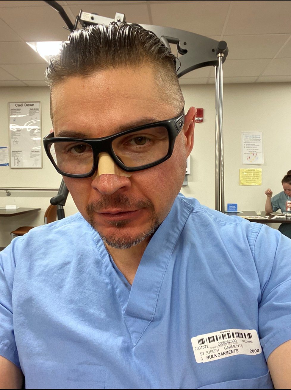 Zdravotní bratr Andrew Kurtyko v New Yorku pečuje o covidové pacienty Zdravotní bratr Andrew Kurtyko v New Yorku pečuje o covidové pacienty