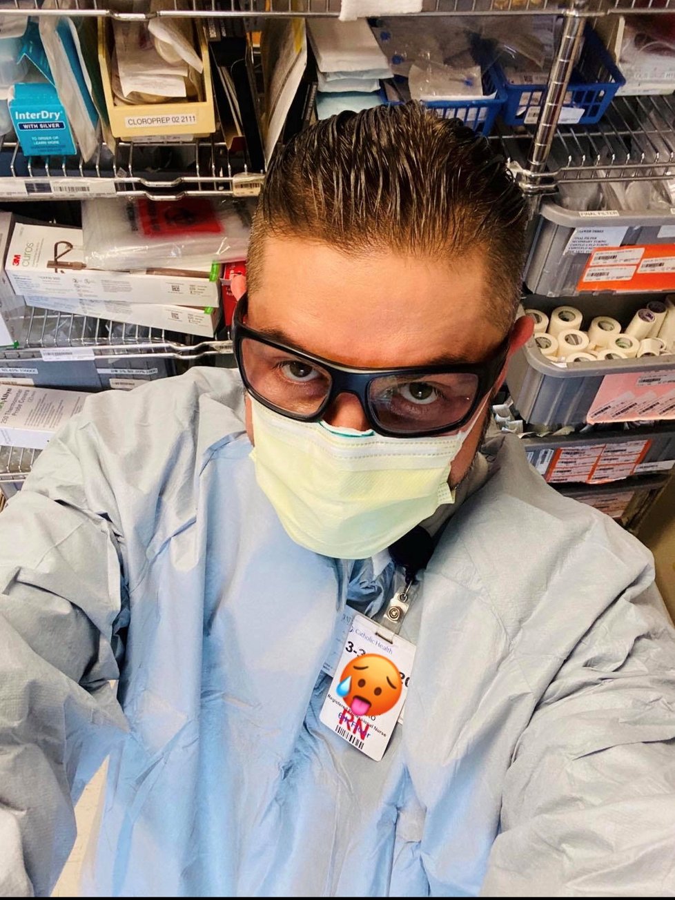 Zdravotní bratr Andrew Kurtyko v New Yorku pečuje o covidové pacienty Zdravotní bratr Andrew Kurtyko v New Yorku pečuje o covidové pacienty