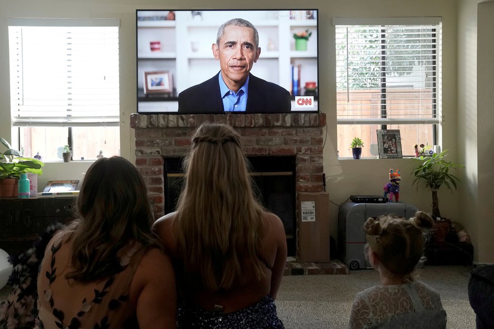 Exprezident Barack Obama prostřednictvím televize promluvil k maturantům.