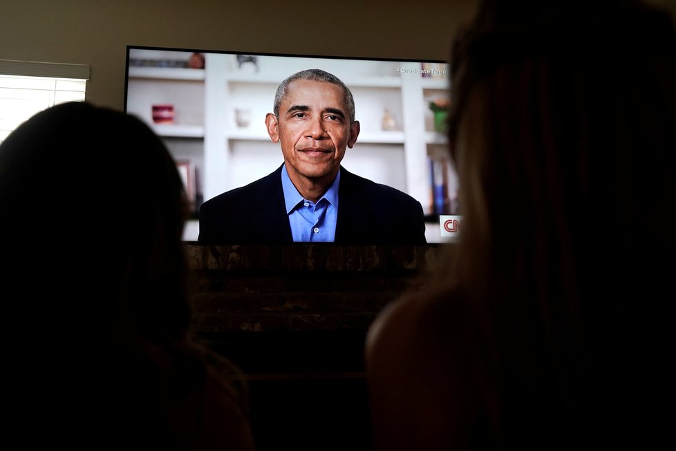 Exprezident Barack Obama prostřednictvím televize promluvil k maturantům.