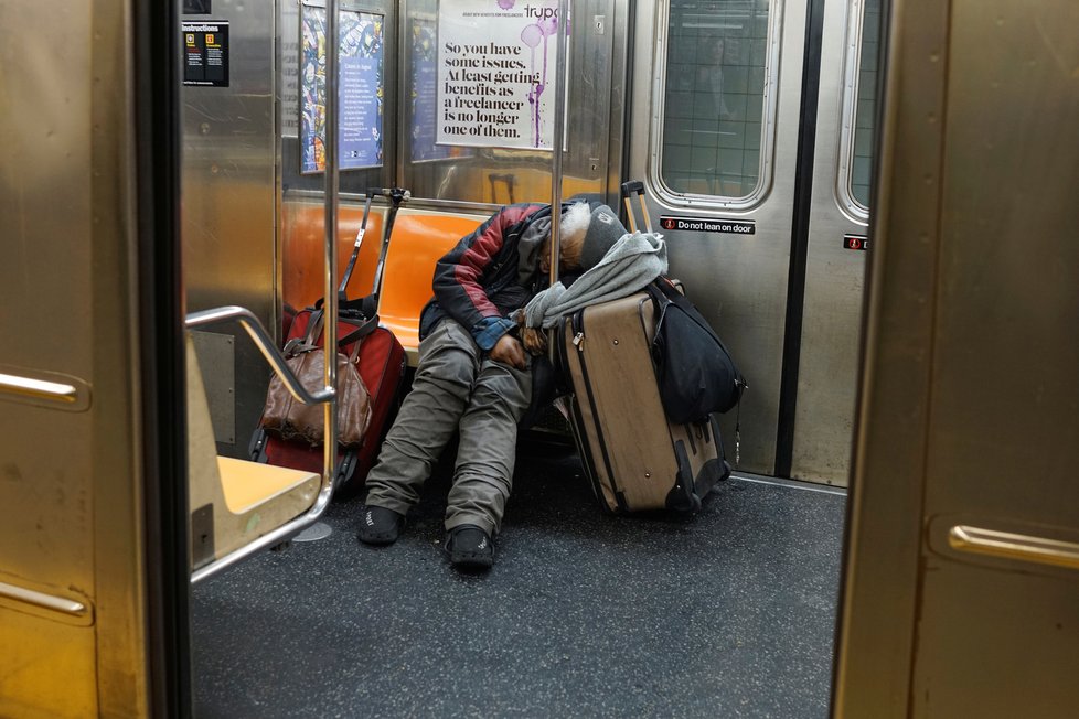 V době koronaviru mají newyorští bezdomovci metro skoro jen sami pro sebe, (22.04.2020).