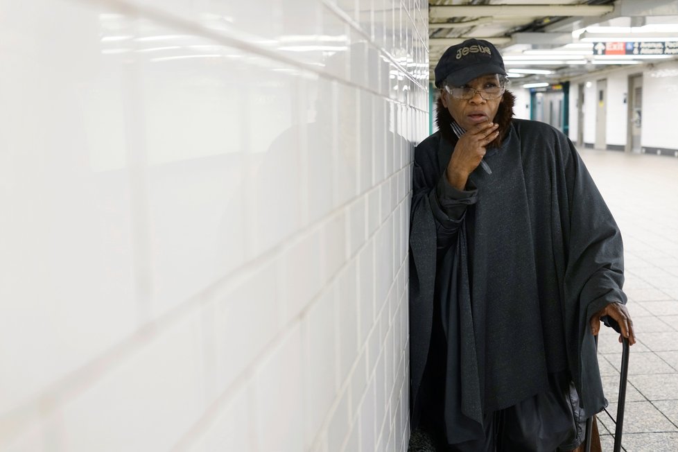 V době koronaviru mají newyorští bezdomovci metro skoro jen sami pro sebe, (22.04.2020).