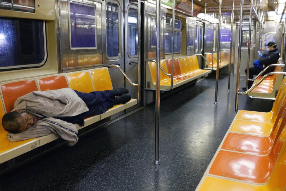 V době koronaviru mají newyorští bezdomovci metro skoro jen sami pro sebe (22. 04. 2020).