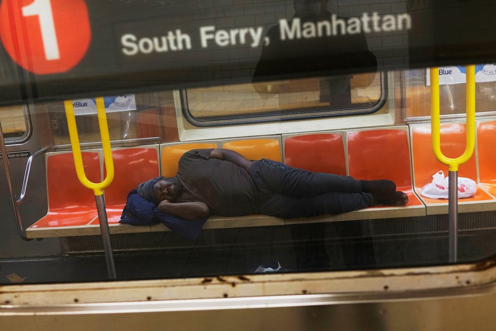 V době koronaviru mají newyorští bezdomovci metro skoro jen sami pro sebe (22. 04. 2020).