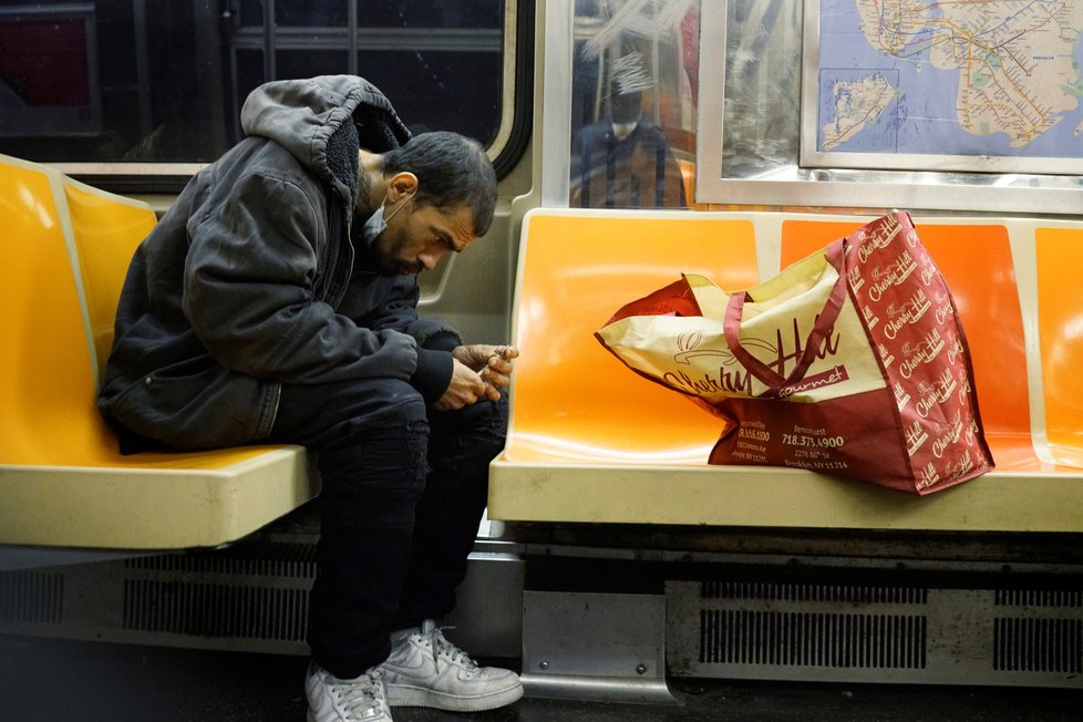 V době koronaviru mají newyorští bezdomovci metro skoro jen sami pro sebe, (22.04.2020).