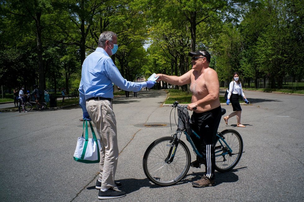 Starosta New Yorku Bill De Blasio rozdával roušky.