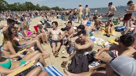 Rozvolnění v USA: Lidé v Bostonu vyrazili houfně na pláž (5. 6. 2021).